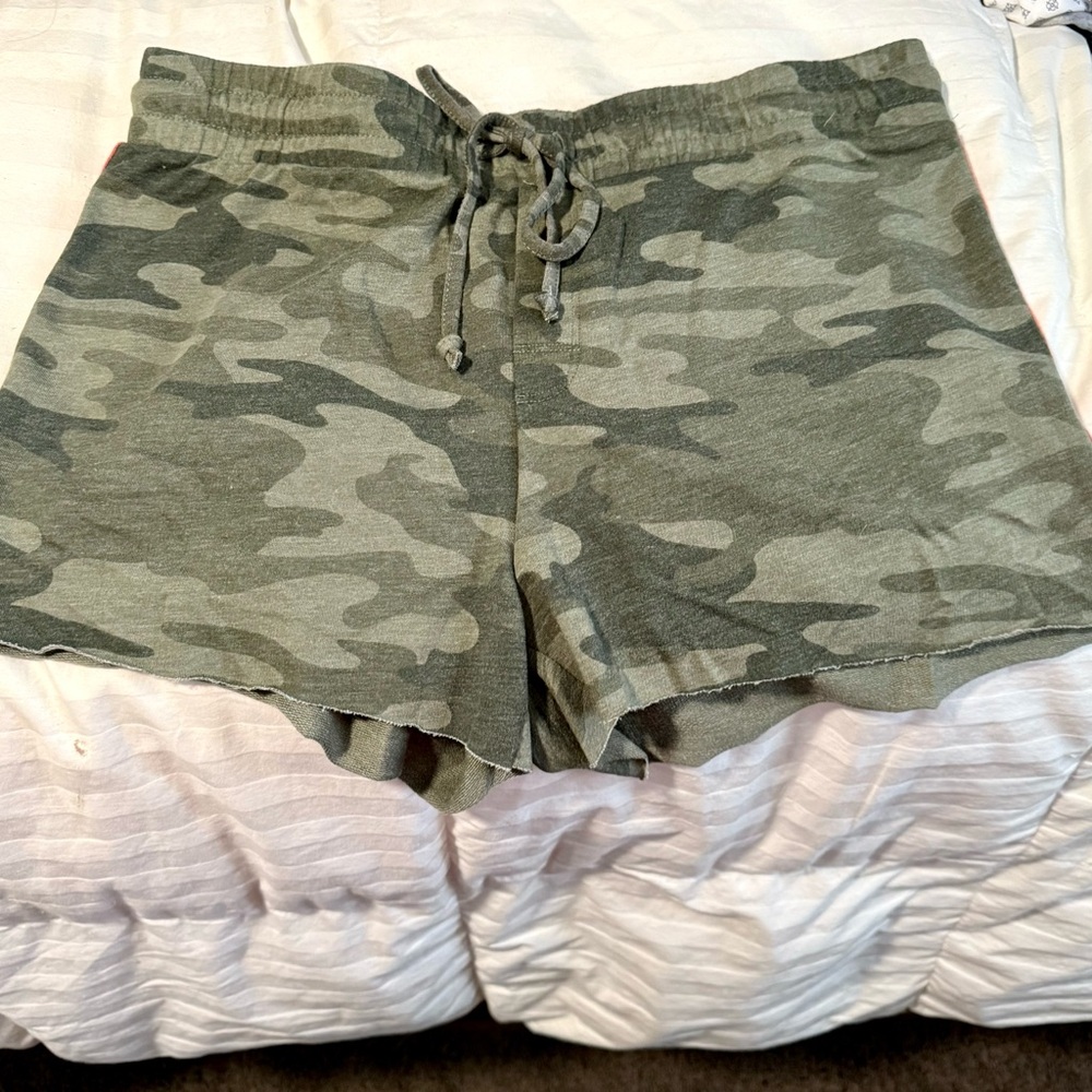 Evereve Camo Print Athletic Shorts